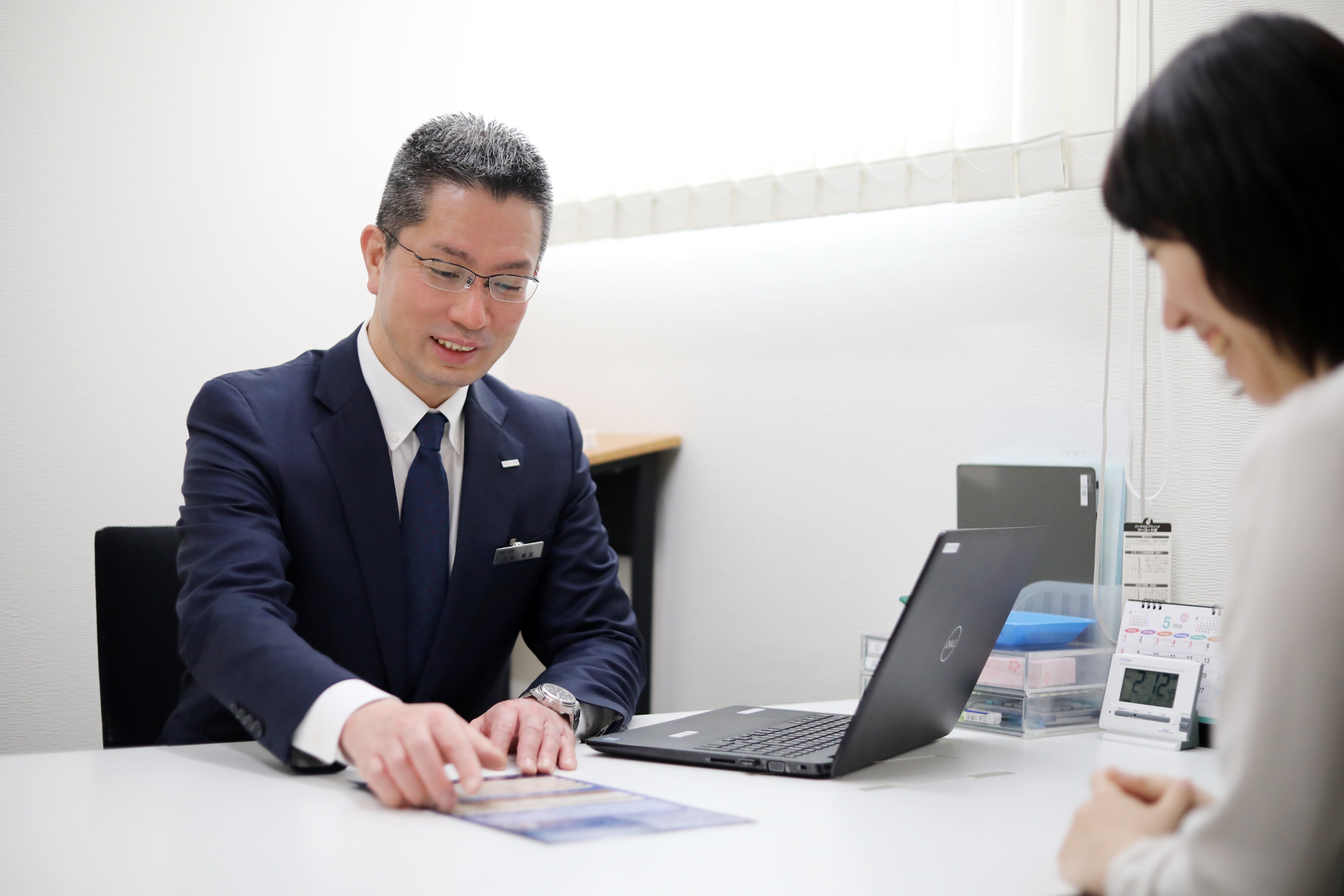 ベストファーム_顧客対応中の比佐氏