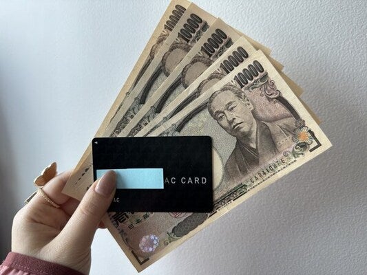 1万円札とアコムのカード