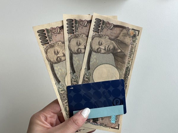 1万円札とプロミスのカード