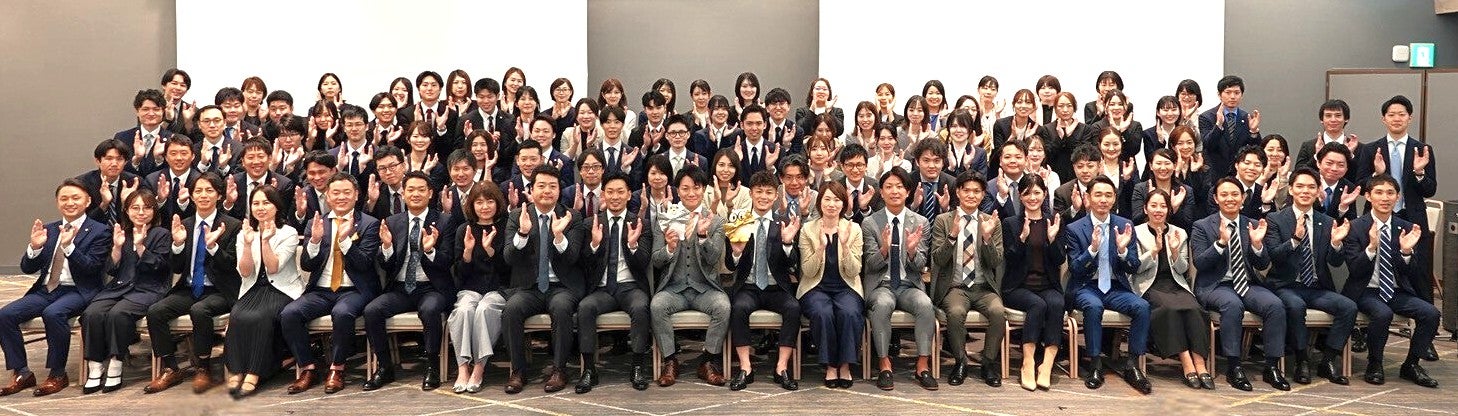 アイユーコンサルティンググループ(事業計画発表会での集合写真)